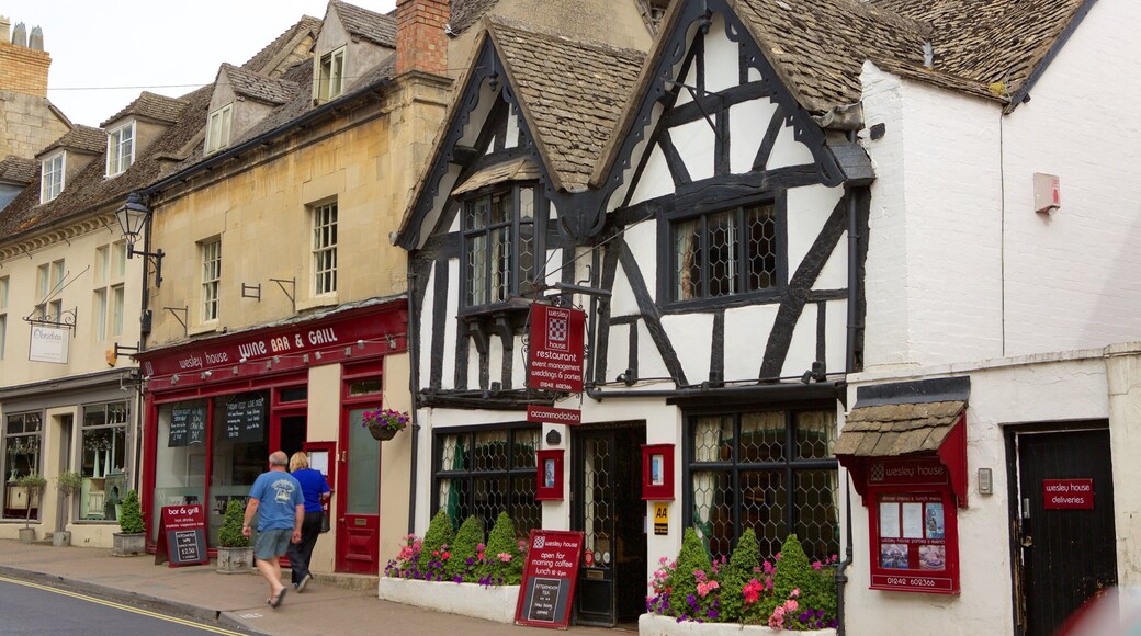 Winchcombe que incluye un bar, elementos patrimoniales y escenas cotidianas