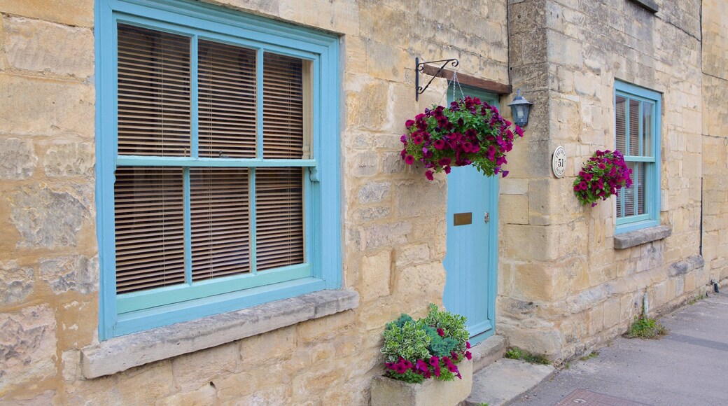 Winchcombe ofreciendo elementos patrimoniales y flores