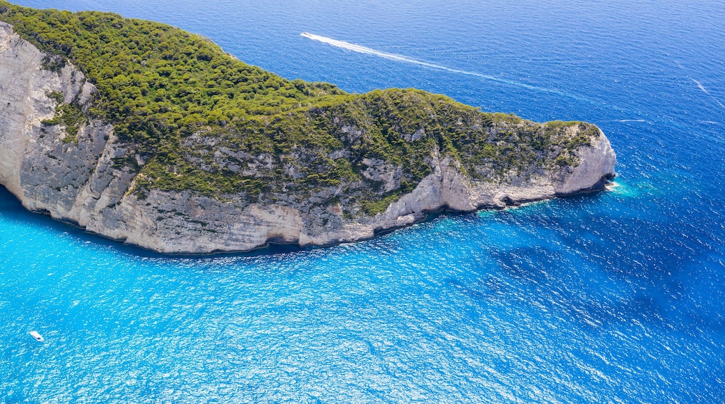 Panorama des berühmten Navagio Schiffswrack Strandes auf Zakynthos mit blauem Meer und feinem Sandstrand, Ionische Inseln, Griechenland