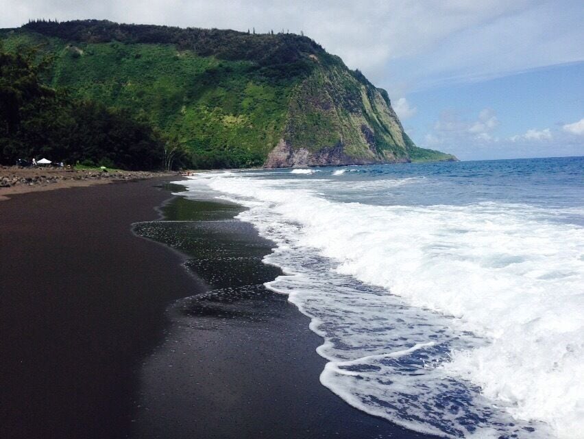 Black sand beach awaits you at the bottom of the Waipio lookout  #beach #weekendgetaway island hopping!