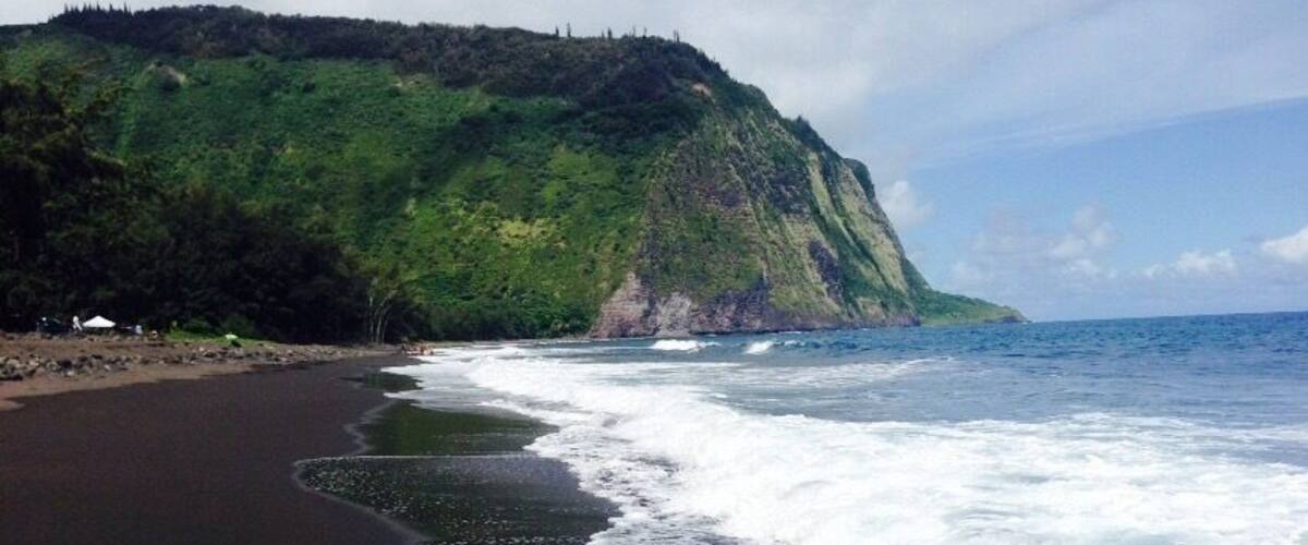 Black sand beach awaits you at the bottom of the Waipio lookout #beach #weekendgetaway island hopping!