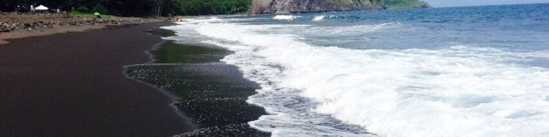 Black sand beach awaits you at the bottom of the Waipio lookout #beach #weekendgetaway island hopping!
