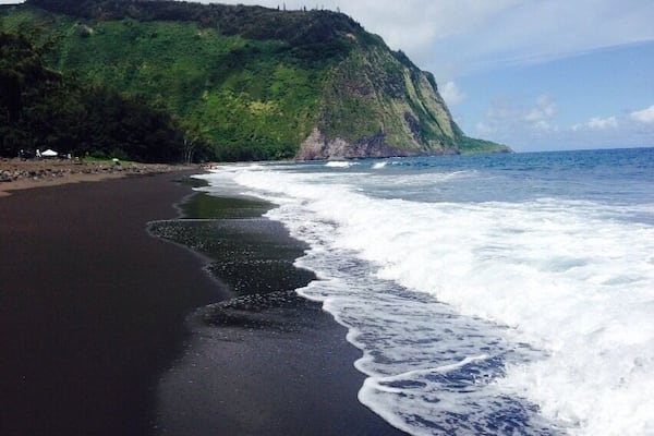 Black sand beach awaits you at the bottom of the Waipio lookout #beach #weekendgetaway island hopping!