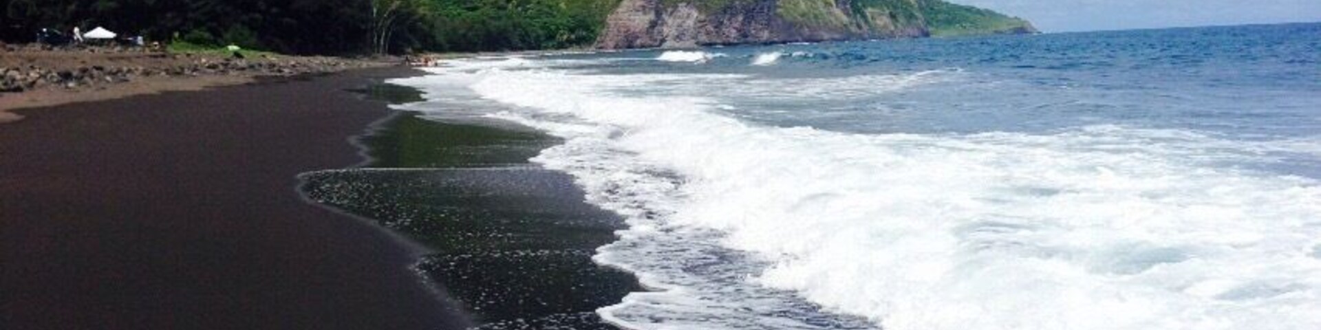 Black sand beach awaits you at the bottom of the Waipio lookout #beach #weekendgetaway island hopping!