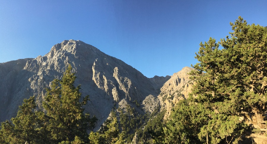 Views of Gingilos (1980 m) upon entering the Samaria national park.
#nationalpark #crete #nature #mountains #hiking #greatoutdoors
