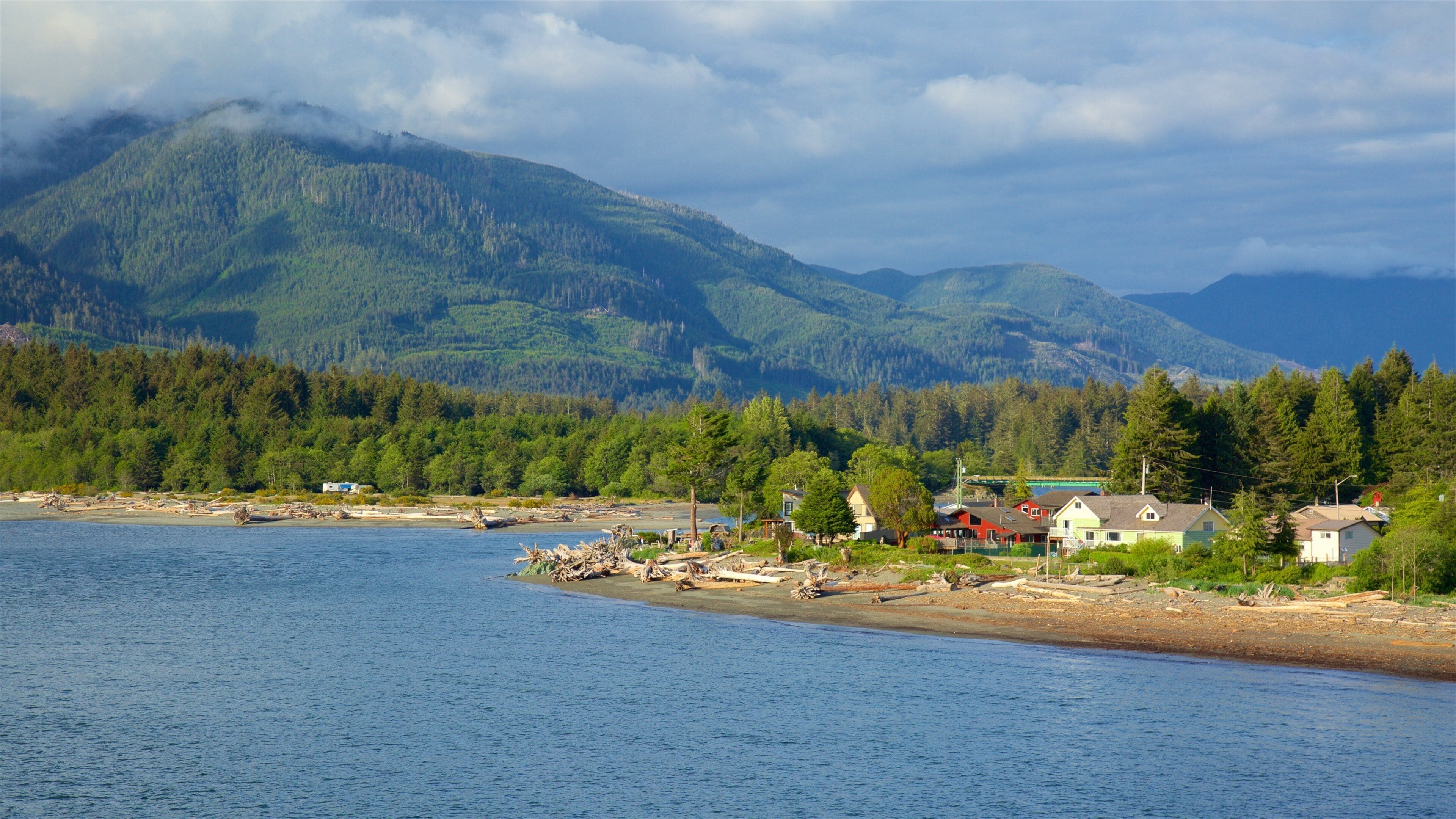 Port Renfrew montrant petite ville ou village, scènes tranquilles et lac ou étang