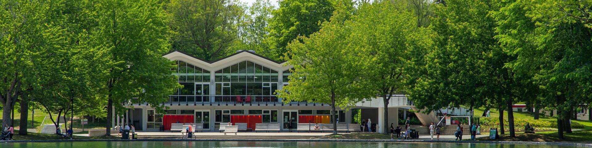 Mont-Royal showing a pond