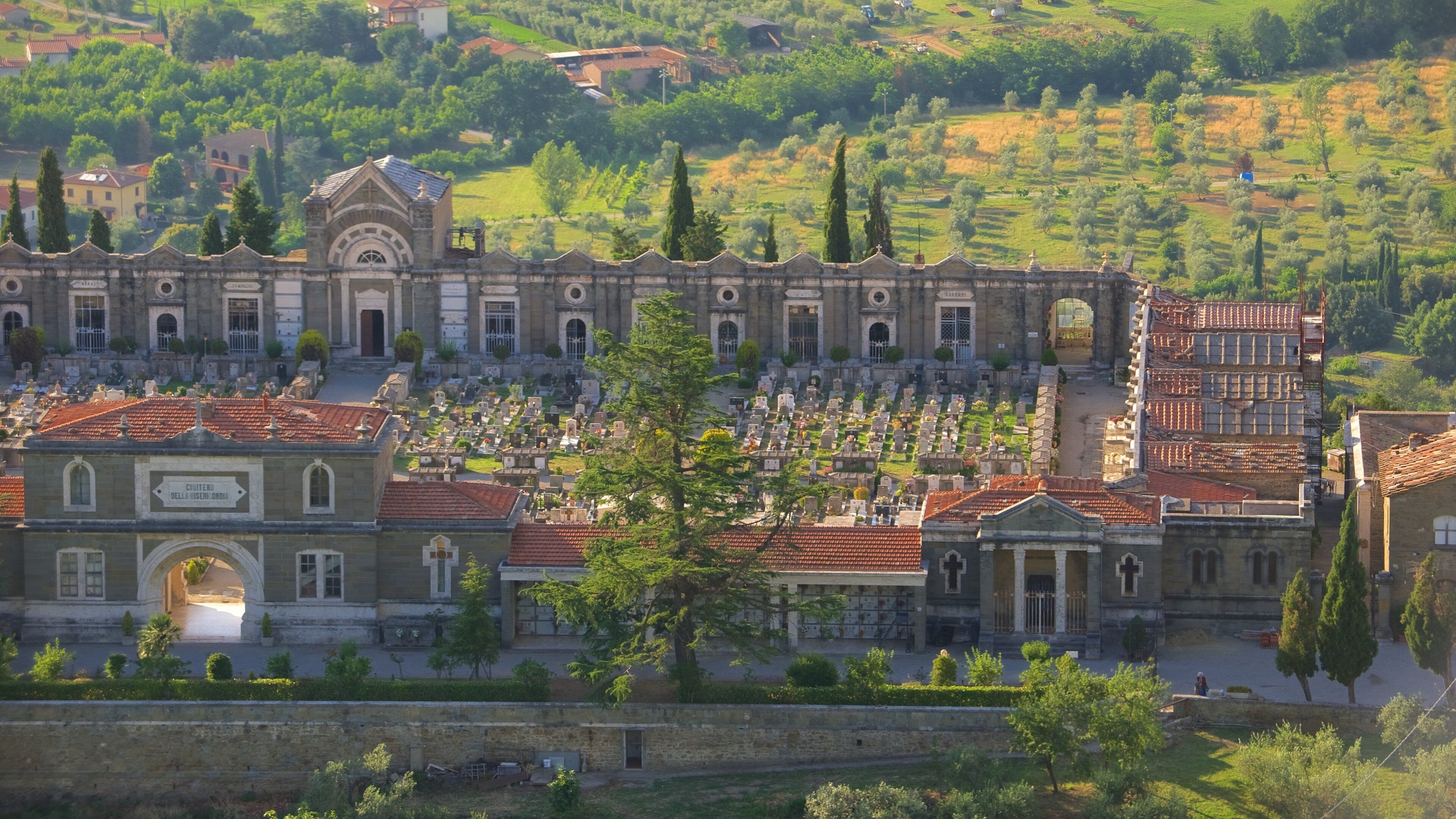 Cortona ofreciendo un cementerio