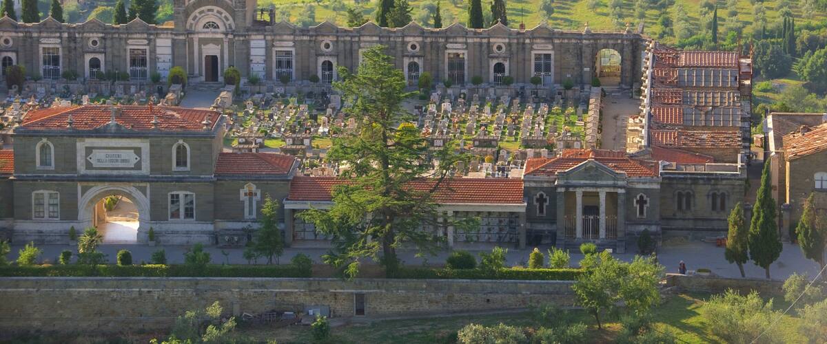 Cortona which includes a cemetery