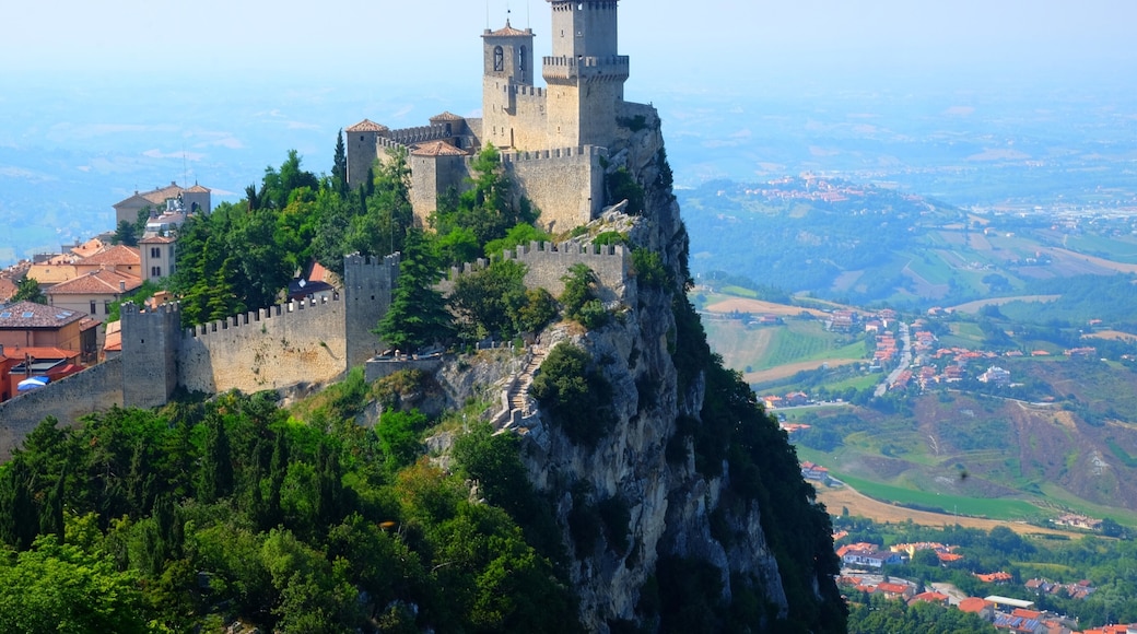 Majestic Towers of San Marino - Small Countries of the World
Visit my Travel Video discover San Marino - World's oldest surviving sovereign state and its oldest republic (since AD 301). The land of clifftop castles and unique museums
https://www.youtube.com/watch?v=iH9wd8nhIQw
#sanmarino #landscape #troveon