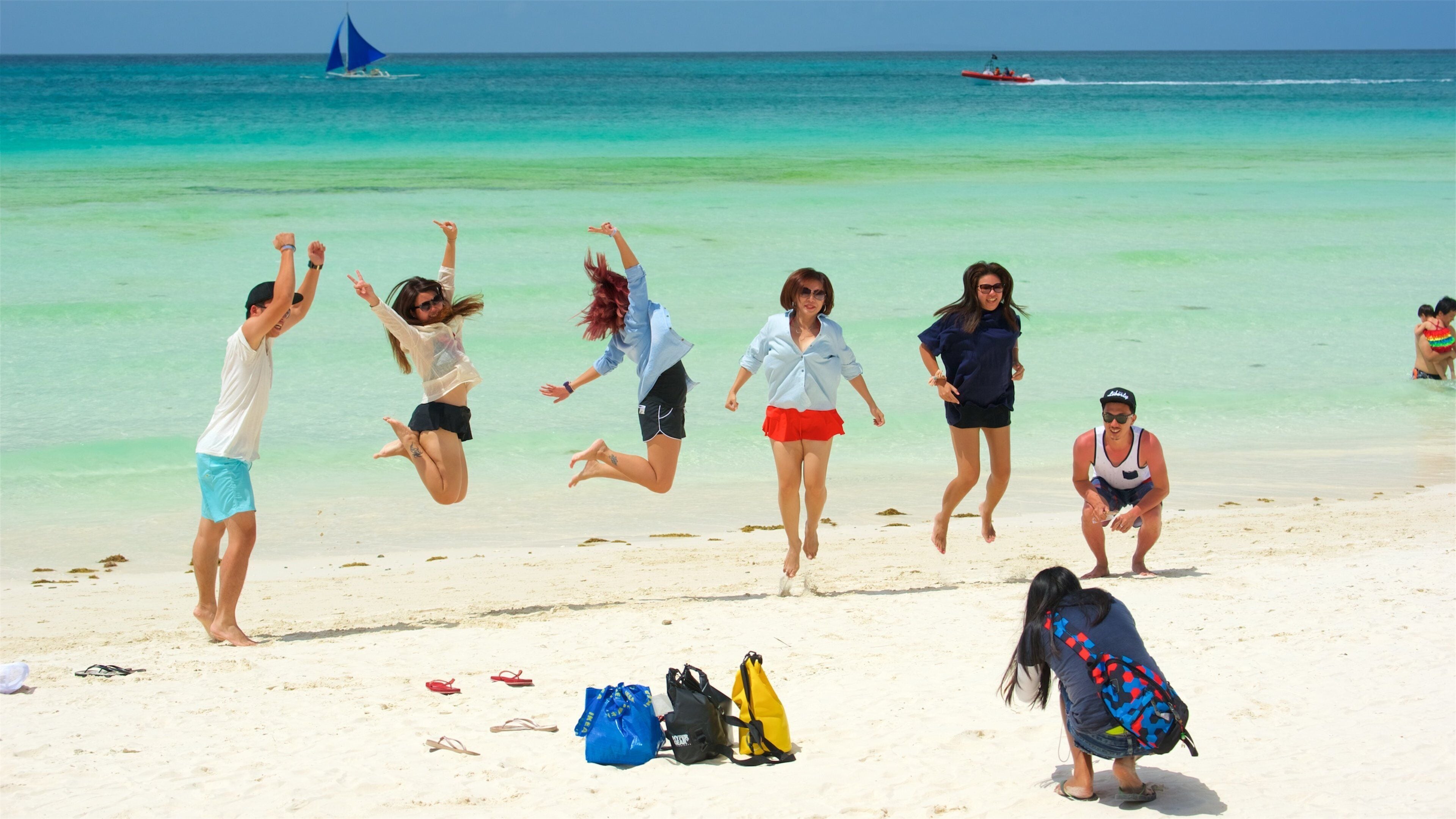 Boracay Island som viser tropisk landskap og sandstrand i tillegg til en liten gruppe med mennesker