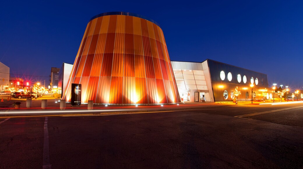 Bay City ofreciendo arquitectura moderna y escenas nocturnas