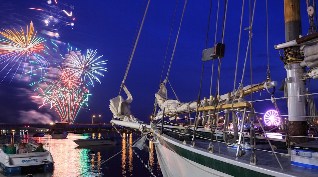 Bay City som inkluderar en hamn eller havsbukt och nattliv