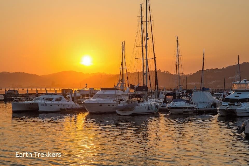 Un port esportiu amb diversos velers amarrats al capvespre.