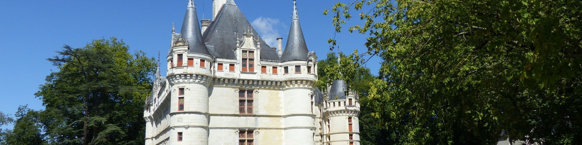 This building is indexed in the Base Mérimée, a database of architectural heritage maintained by the French Ministry of Culture, under the reference PA00097549 .
