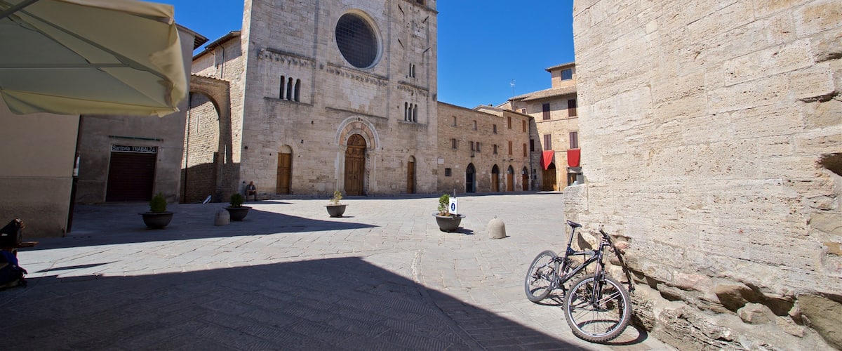 Bevagna which includes heritage architecture