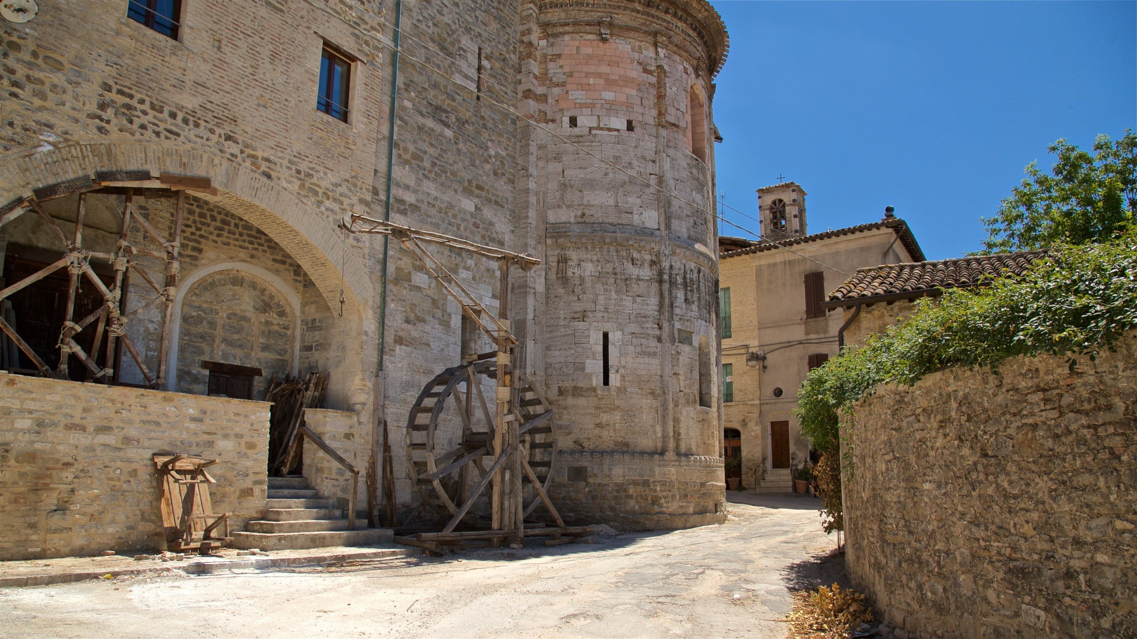 Bevagna ofreciendo elementos del patrimonio