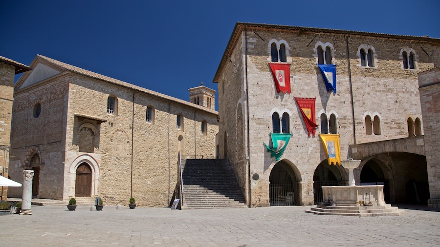 Bevagna mit einem Springbrunnen und Geschichtliches