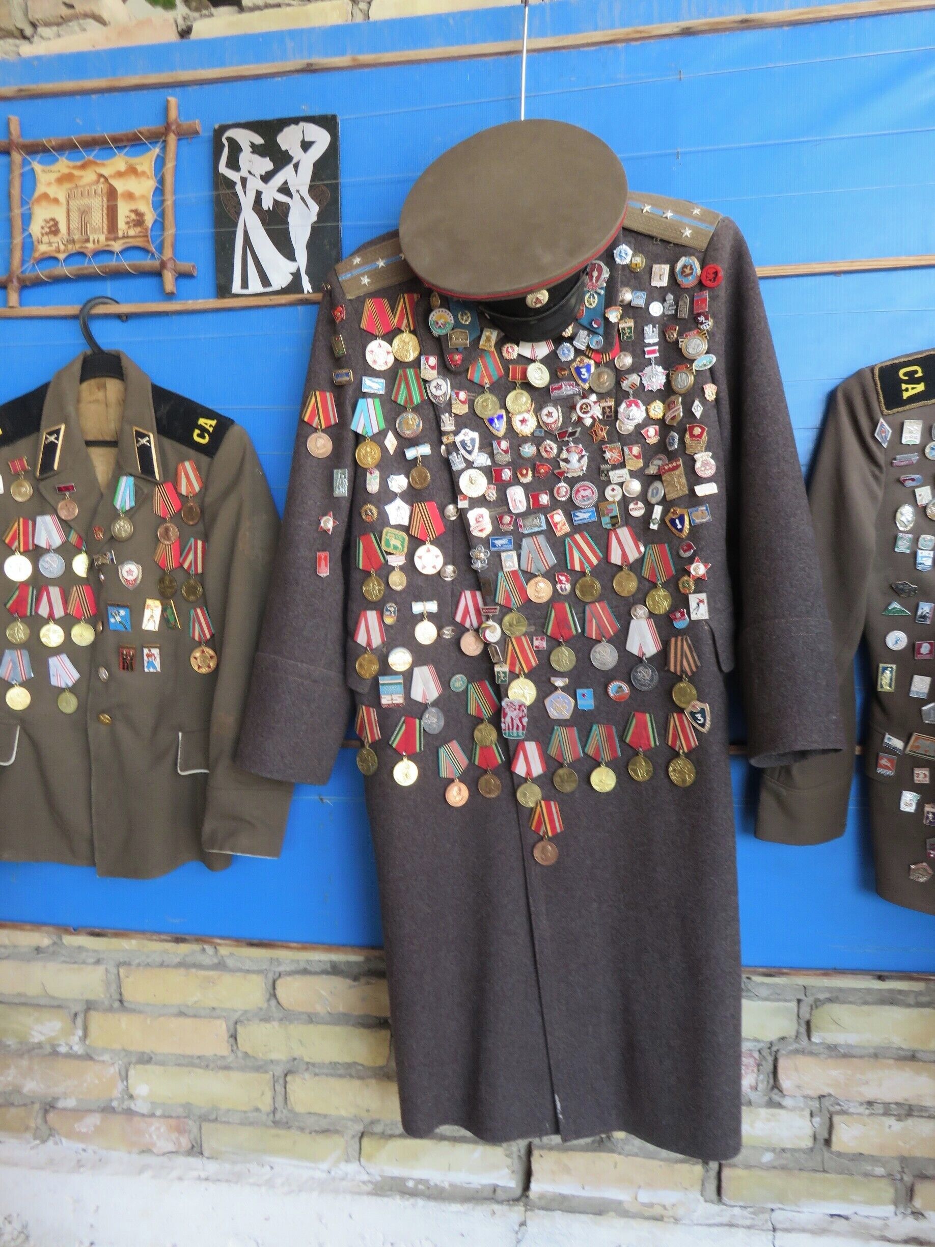 You find many medals for sale in Uzbekistan. I had seen the same thing in Kyrgystan. Many date from the Russian battles of WW2.