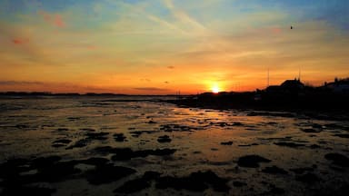 Emsworth has a harbour which at low tide creates lots of sunset reflecting wet mud. There are raised paths out into the harbour
for fishermen to reach their boats, which can be used as a vantage point by photographers! Parking can be a challenge though.... #perspective