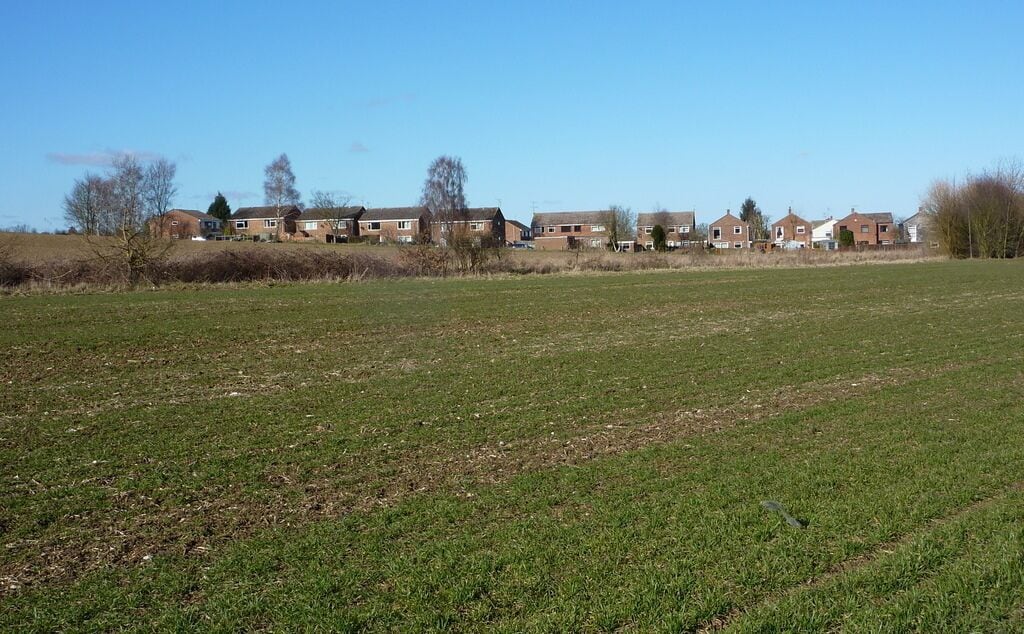 Field by the B1078 Looking towards the line of houses on Foxglove Avenue at the edge of Needham Market, in the next square.