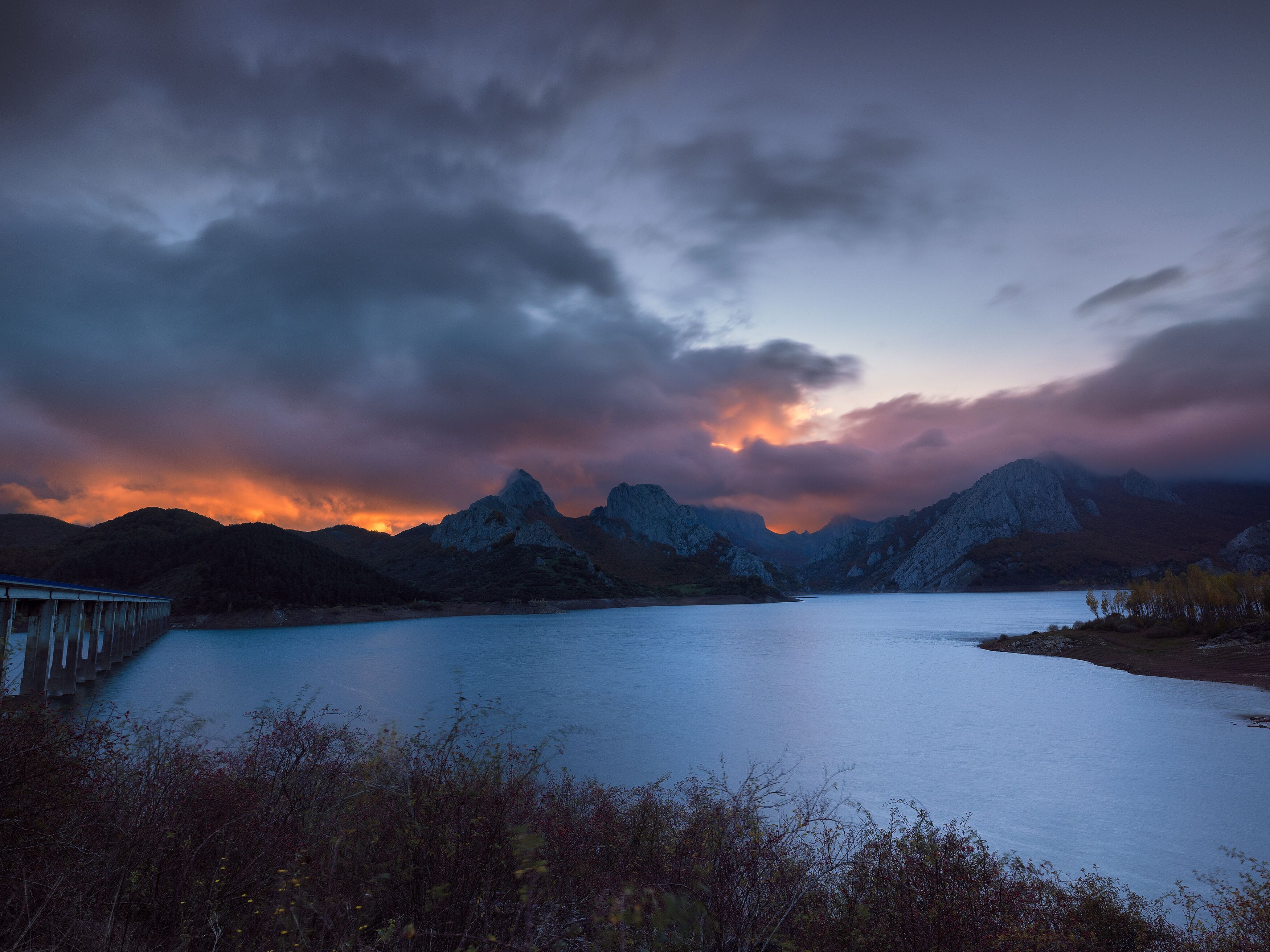 Atardecer en las montañas. Las nubes son el alma de las imágenes tomadas al amanecer o al anochecer.