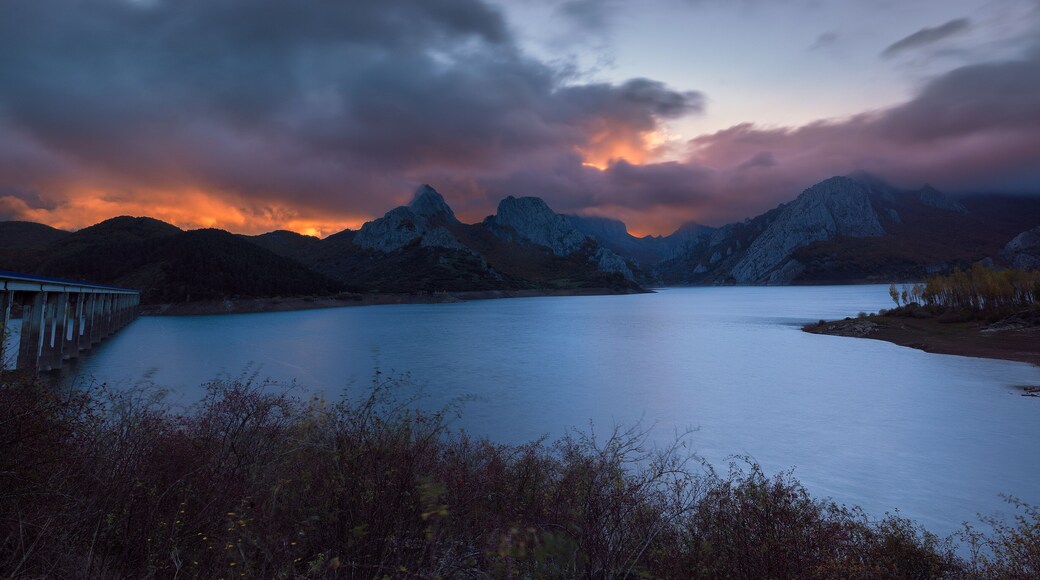 Atardecer en las montañas. Las nubes son el alma de las imágenes tomadas al amanecer o al anochecer.