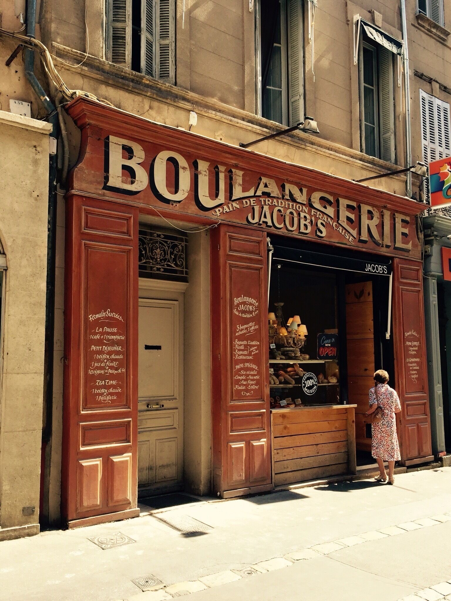 Ein Schaufenster mit dem Schriftzug "BOULANSERIE" über der Tür.