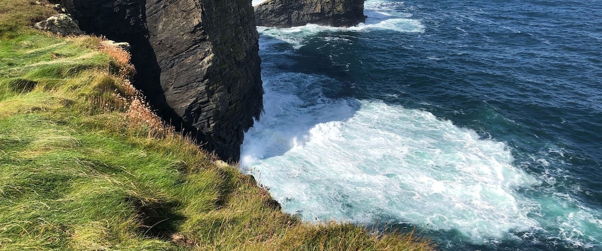 One of the highlights from a fantastic trip through Ireland: The Wild Atlantic Way with high cliffs, powerful water and a beautiful scenery.