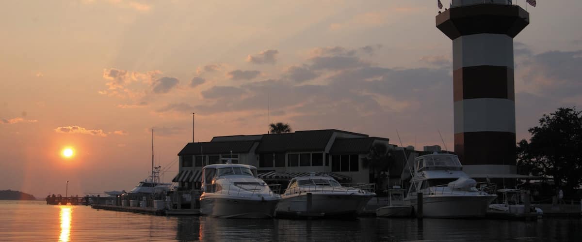 Hilton Head toont een vuurtoren, een zonsondergang en een baai of haven