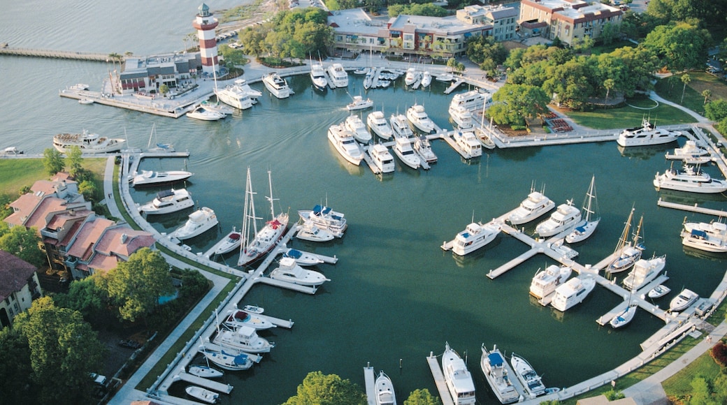 Hilton Head som viser ferge, båter og bukt eller havn