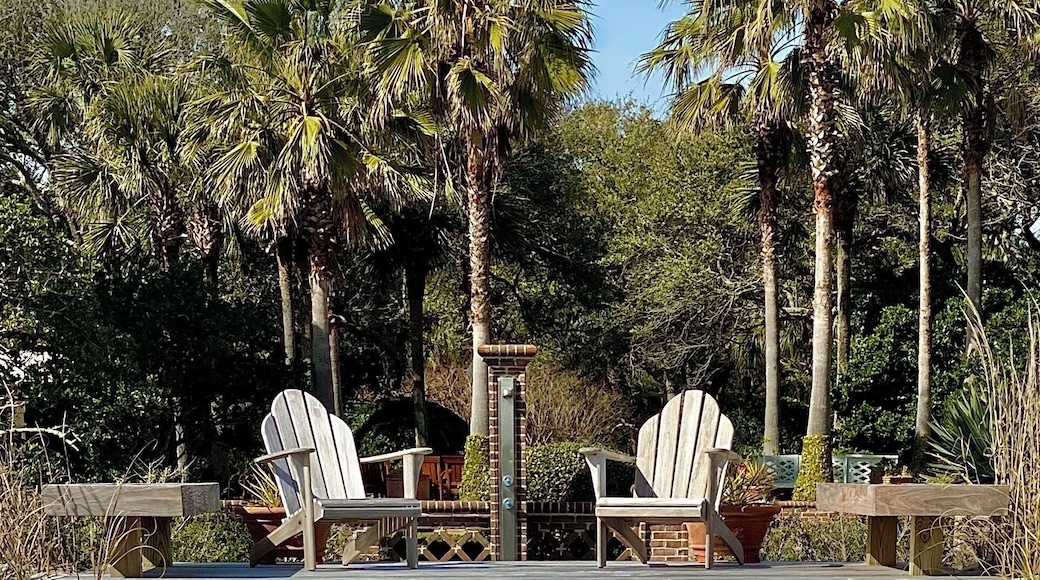 This looks like a good spot to enjoy the views.