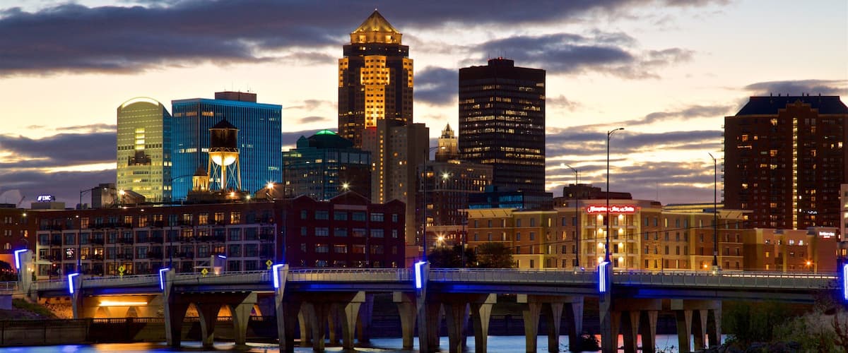 Des Moines qui includes coucher de soleil, rivière ou ruisseau et ville
