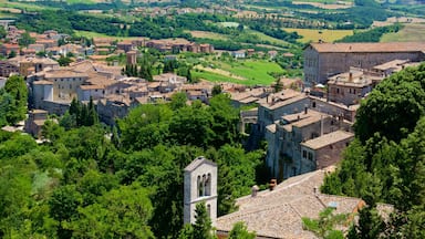 Todi featuring a small town or village and landscape views