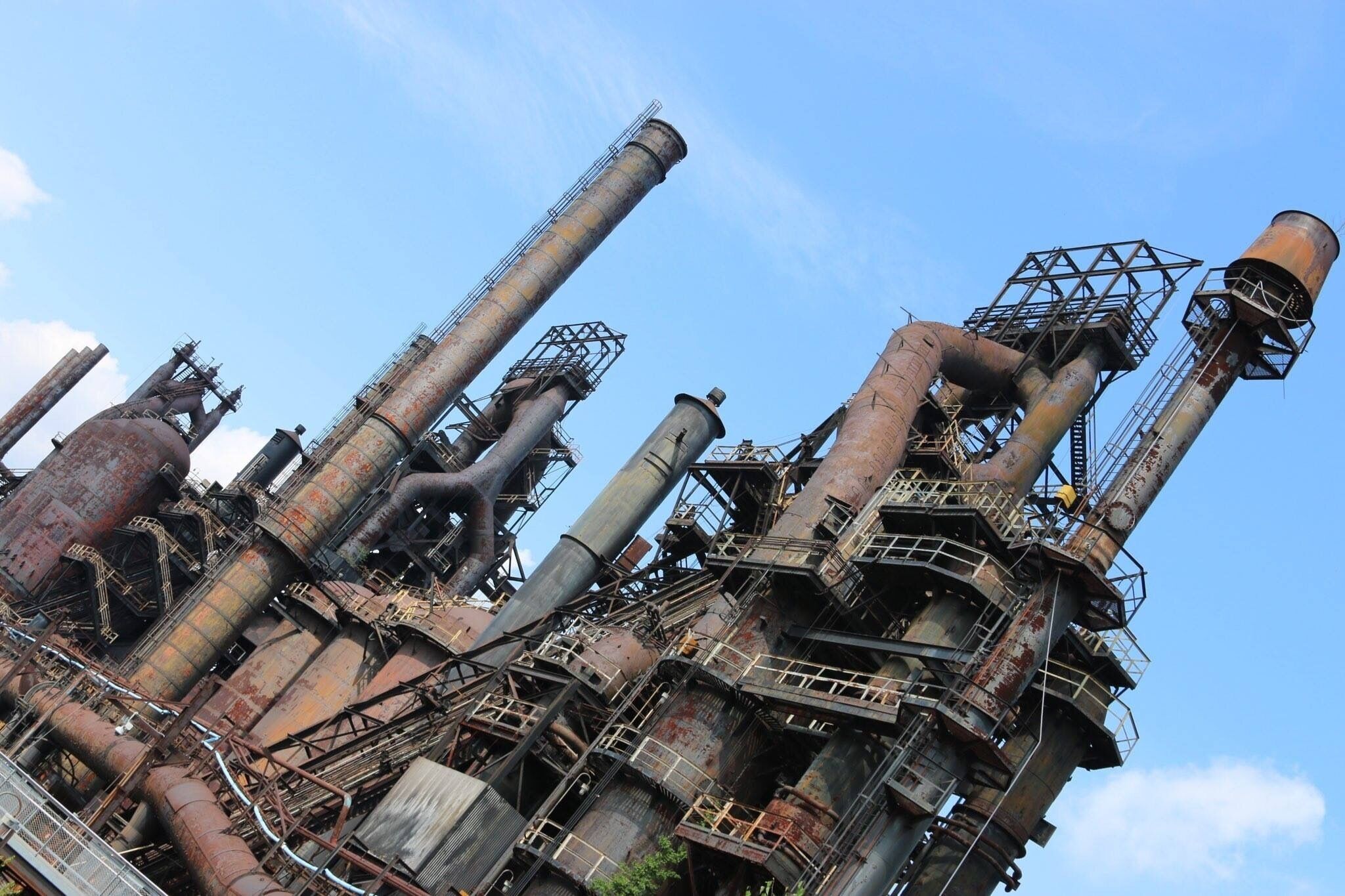 I love how this house looks from the street. I drive drive-by here often and this living room and the Christmas tree always called my attention