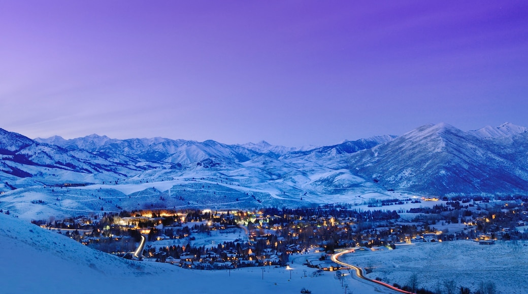 Sun Valley mostrando una pequeña ciudad o pueblo, nieve y vistas de paisajes