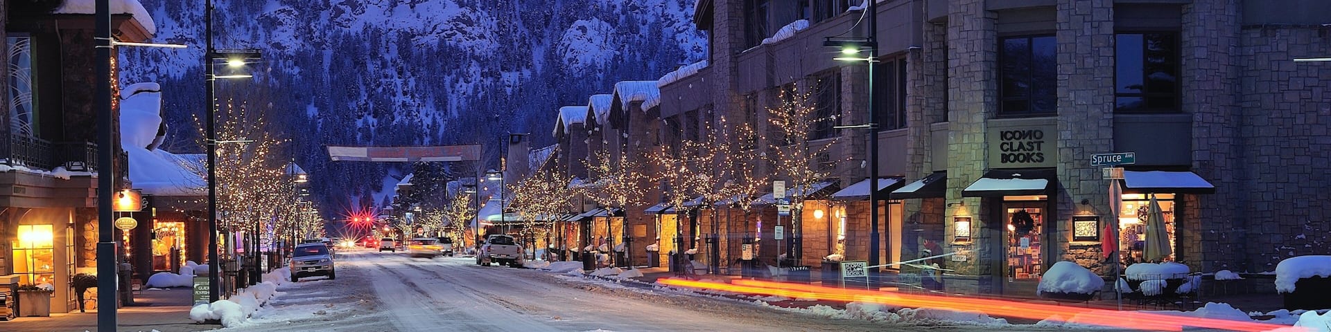 Sun Valley qui includes petite ville ou village et neige