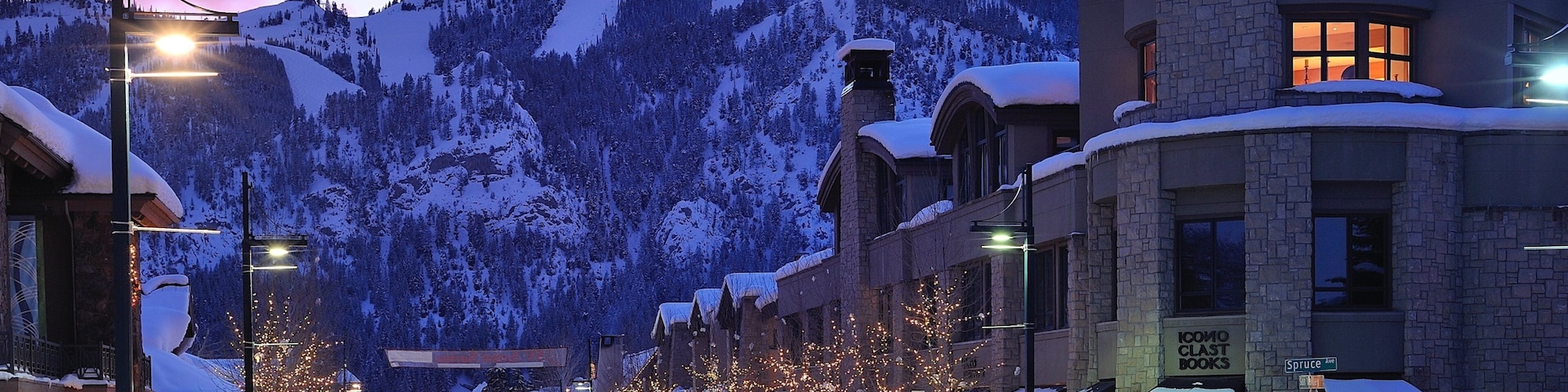 Sun Valley que inclui neve e uma cidade pequena ou vila