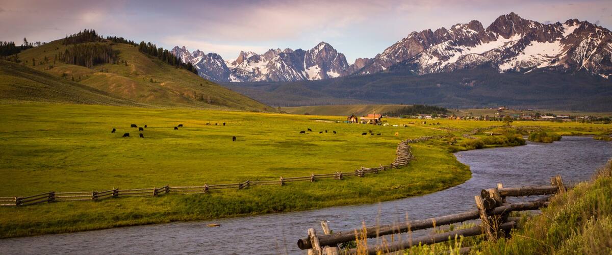 Sun Valley das einen Farmland, ruhige Szenerie und Fluss oder Bach
