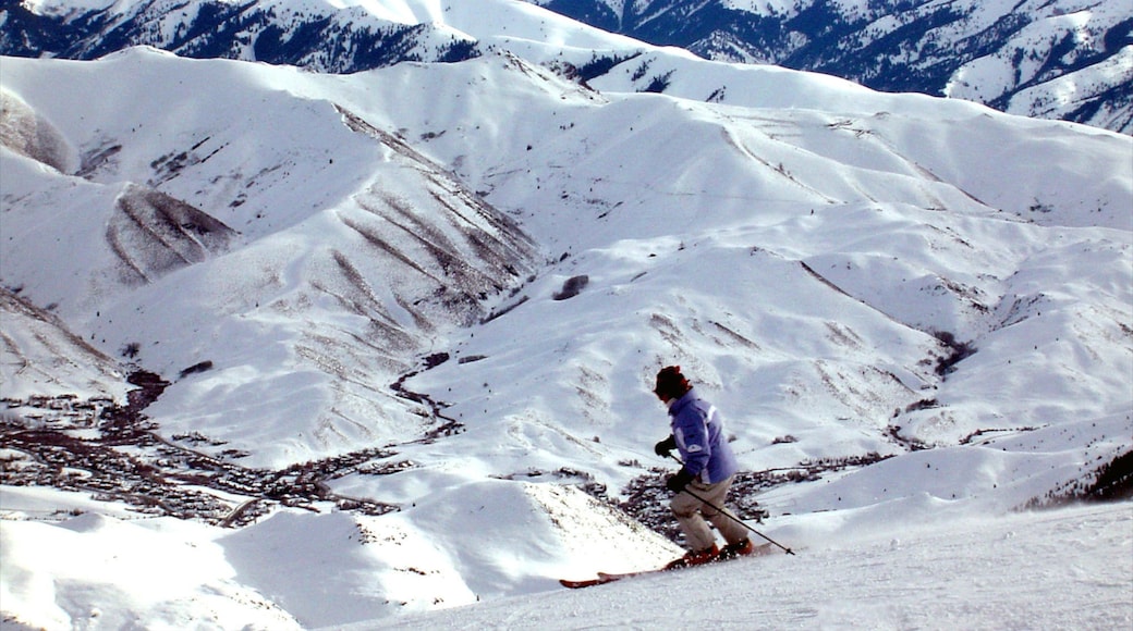 Sun Valley ofreciendo nieve y esquiar en la nieve y también un hombre