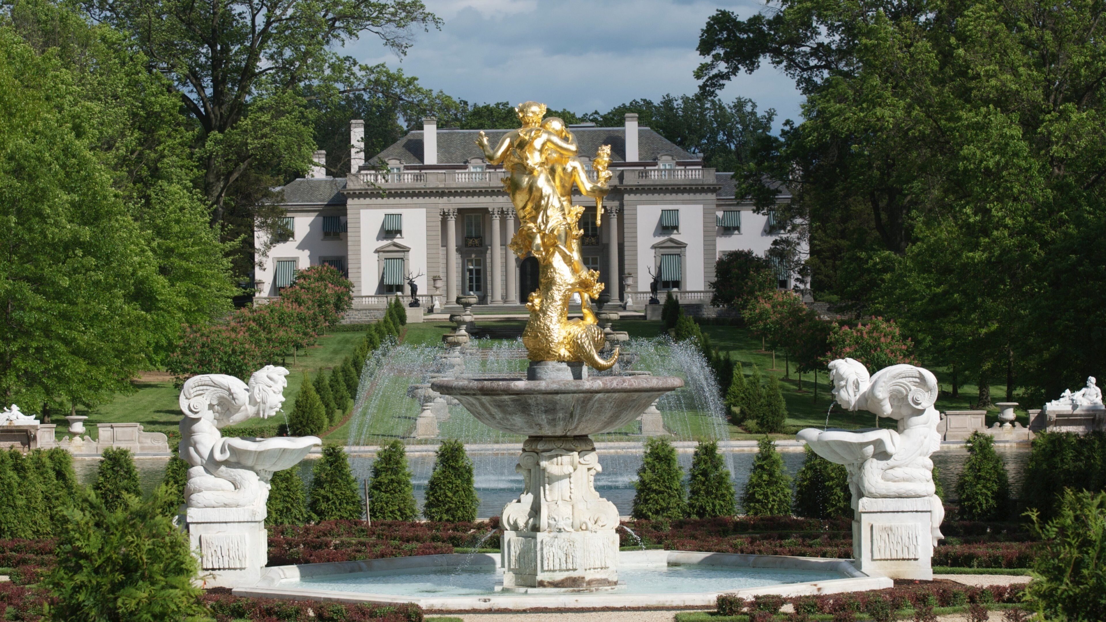 Wilmington featuring chateau or palace, a garden and a statue or sculpture
