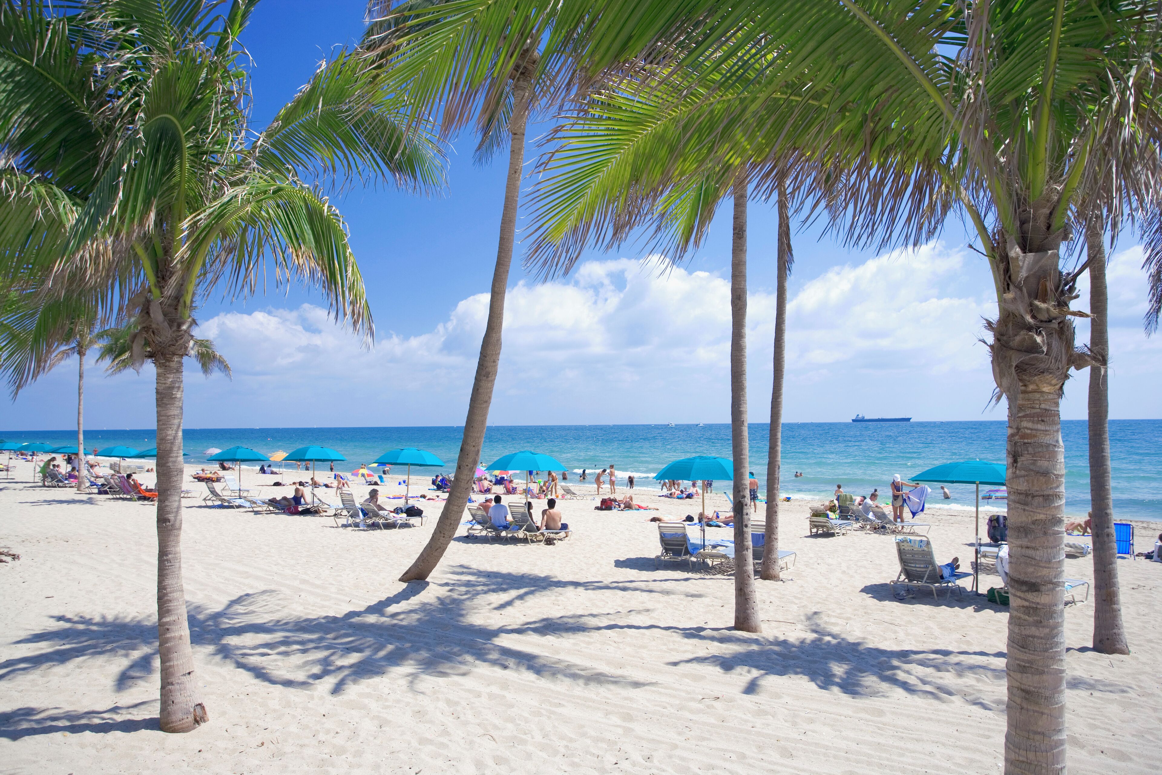 USA, Florida, Fort Lauderdale, people relaxing at beach