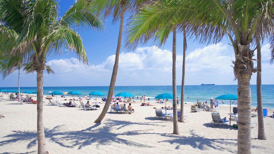 USA, Florida, Fort Lauderdale, people relaxing at beach