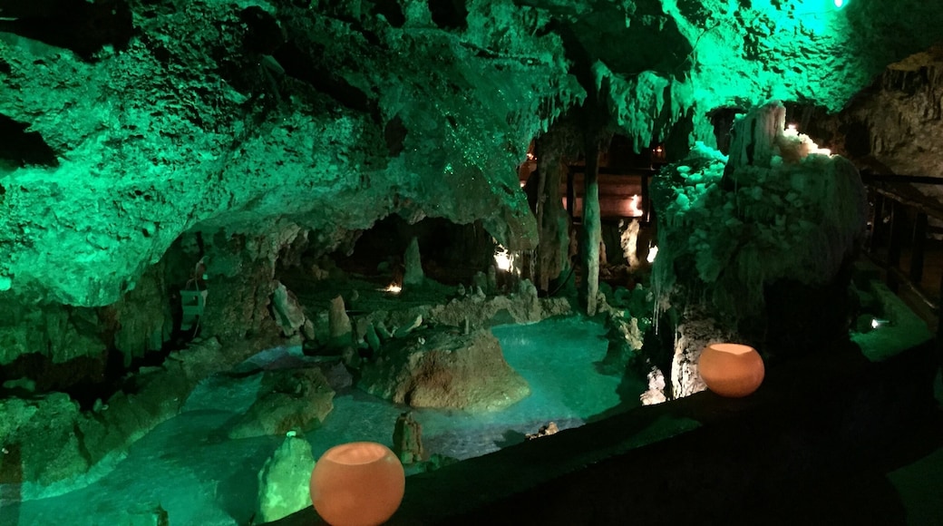 Beautiful area in the Alux. You can walk all around in the different rooms in the cave.