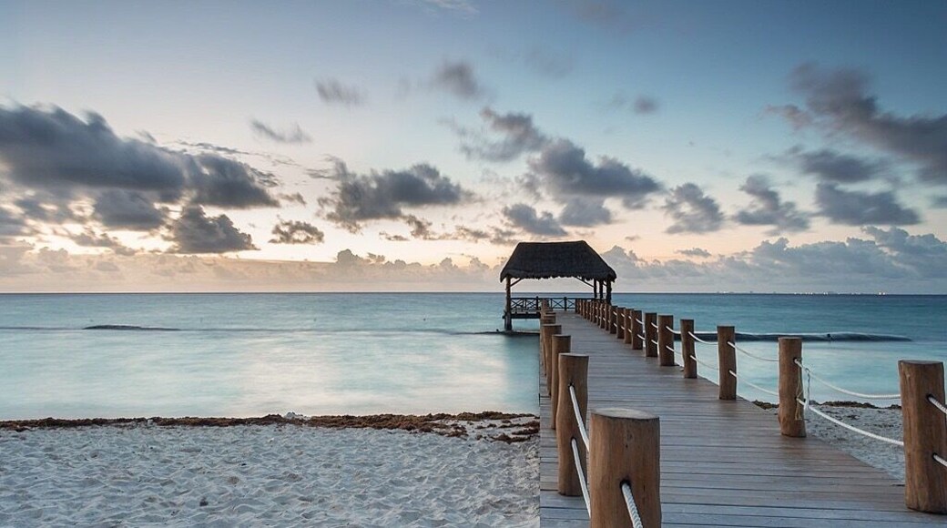 Sunrise, pier, white sands, what more could a photographer want/need??
#bvsquad
#beach
#beachtips
#pier
#sunrise
#mexico
