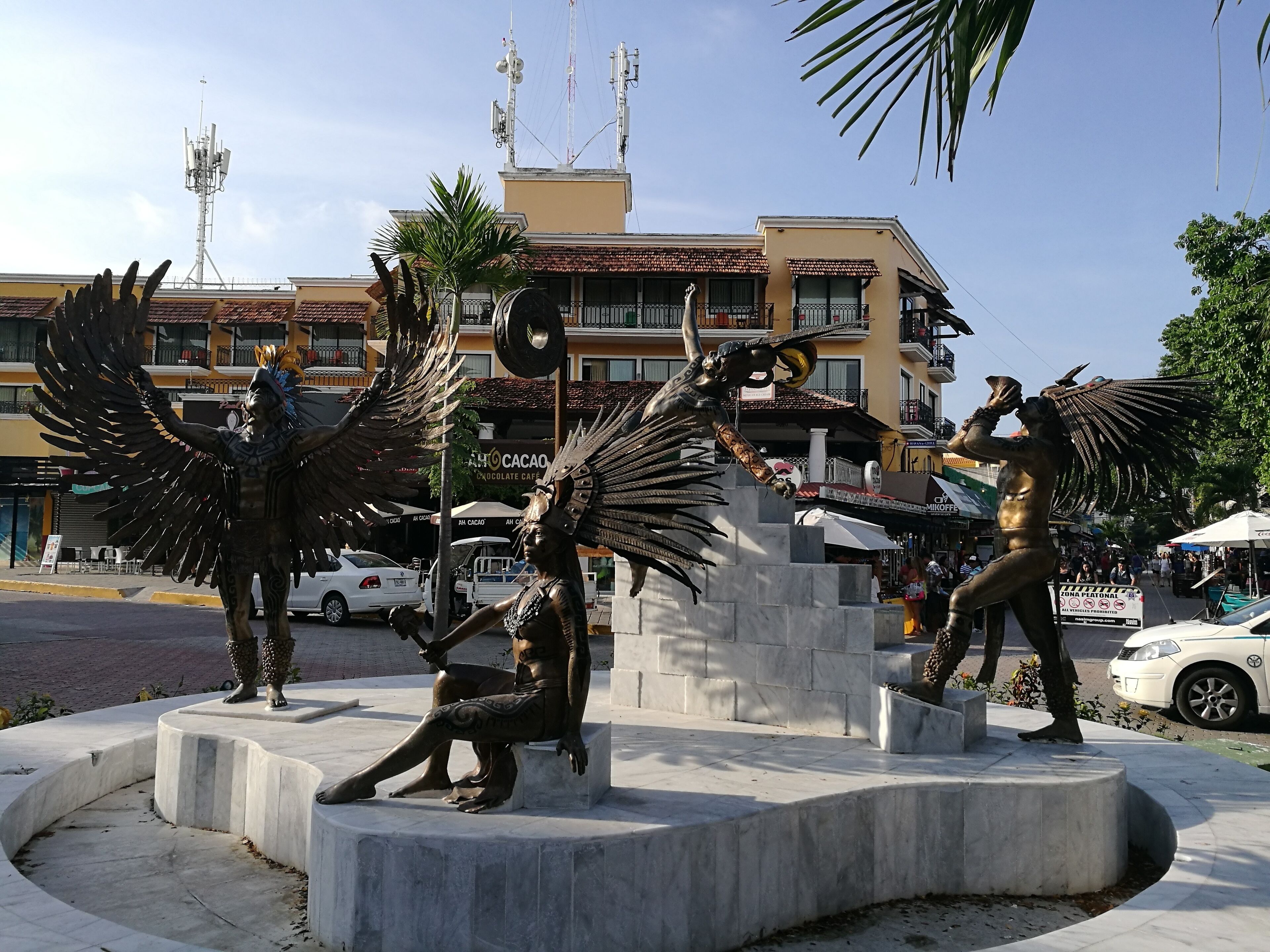 Beautiful new sculptures ... 5a y Constituyentes... Playa del Carmen
#LifeatExpedia