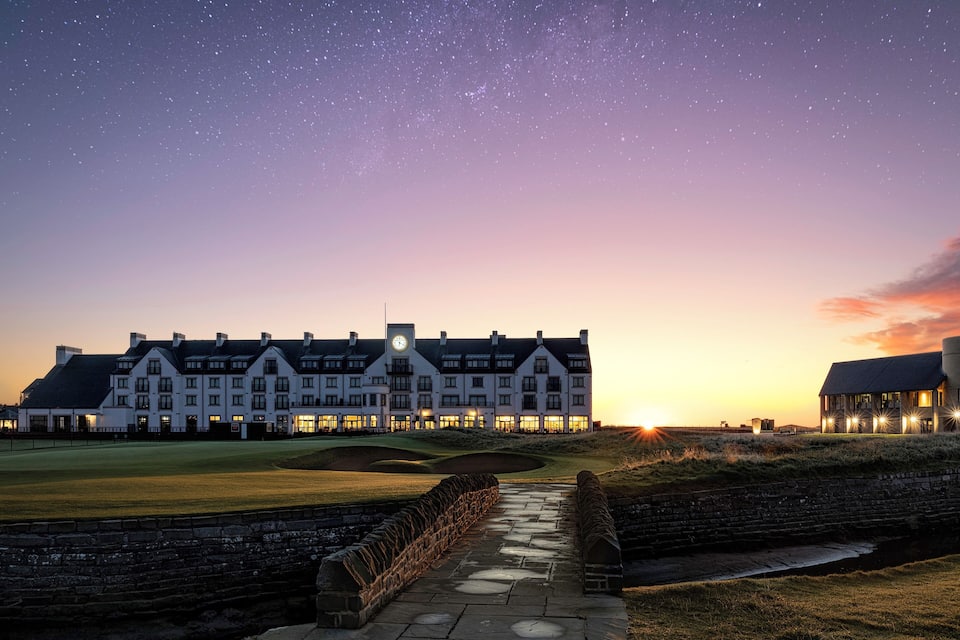 Un grand hôtel doté d’une tour horlogée, d’un parcours de golf et offrant une vue imprenable sur le ciel étoilé.