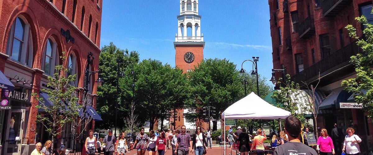 Church Street pedestrian mall. Lots of nice shops and tons of people hanging out no matter what time of day! #burlingtonvermont
#vermont #churchstreet #pedestrianmall