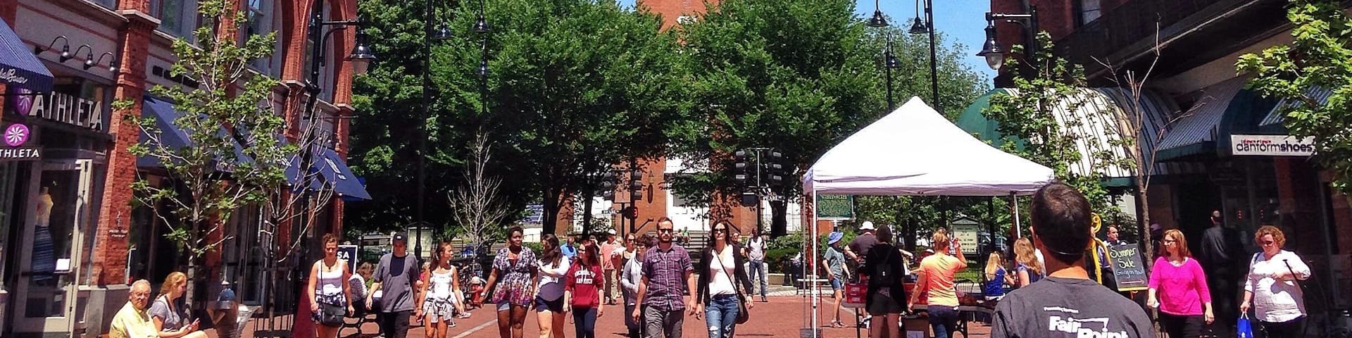 Church Street pedestrian mall. Lots of nice shops and tons of people hanging out no matter what time of day! #burlingtonvermont
#vermont #churchstreet #pedestrianmall