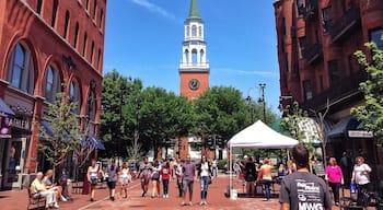 Church Street pedestrian mall. Lots of nice shops and tons of people hanging out no matter what time of day! #burlingtonvermont
#vermont #churchstreet #pedestrianmall